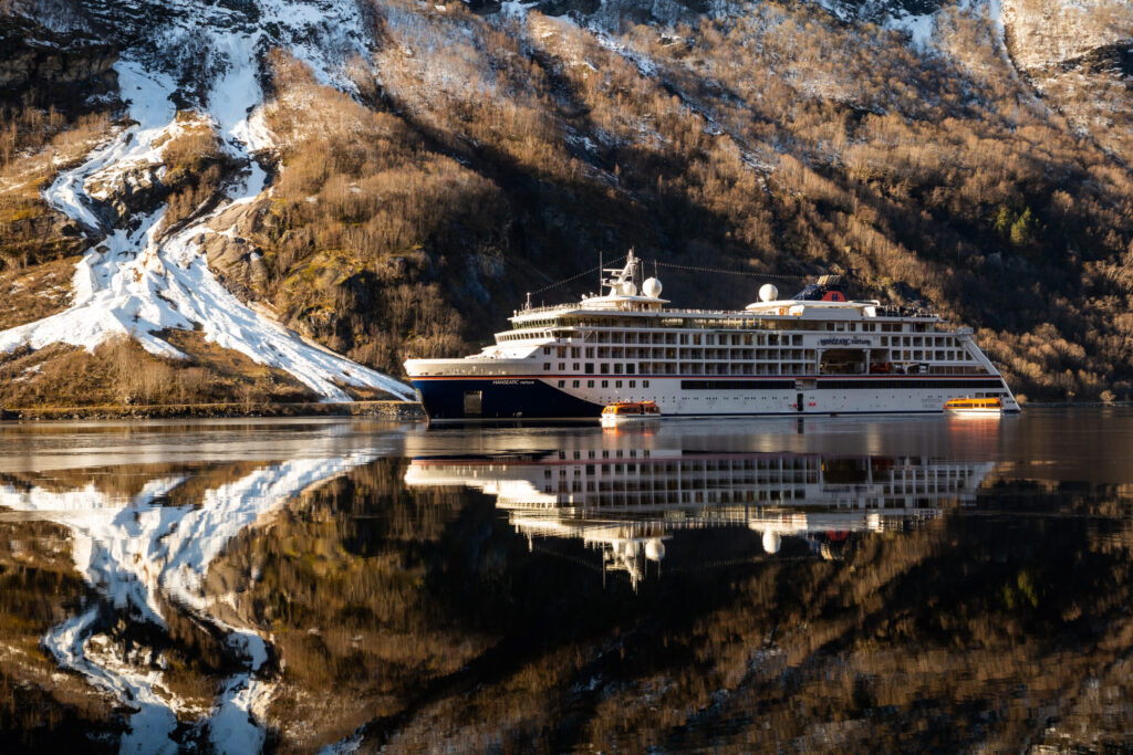 Cruise-Noorwegen-noorse-fjorden-Hapag-Lloyd cruises - met belgen aan boord - noorderlicht - avontuur -13-Geiranger097_NAT-scaled