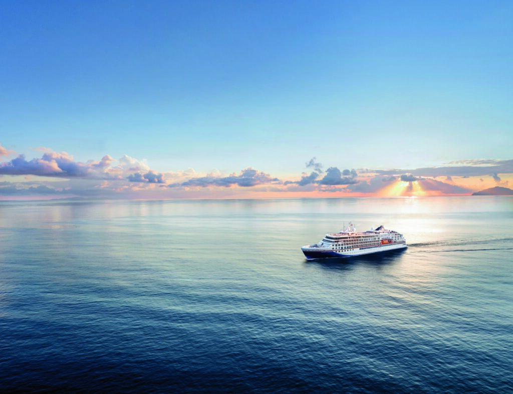 Cruise-Noorwegen-noorse-fjorden-Hapag-Lloyd cruises - met belgen aan boord - noorderlicht - avontuur -INS_Atlantik-scaled