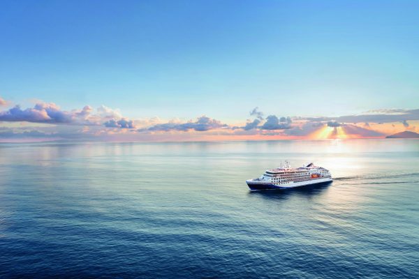 Cruise-Noorwegen-noorse-fjorden-Hapag-Lloyd cruises - met belgen aan boord - noorderlicht - avontuur -INS_Atlantik-scaled